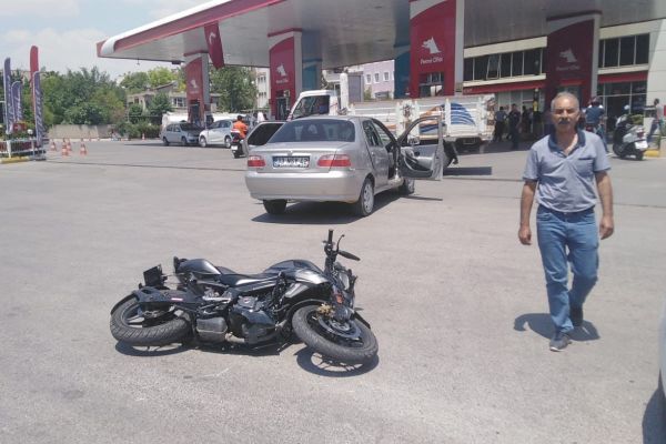 Otomobil ile motosiklet çarpıştı: 3 yaralı