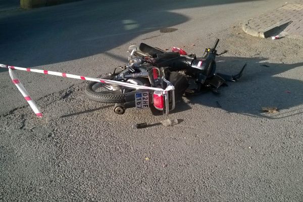 Otomobil İle Motosiklet Çarpıştı