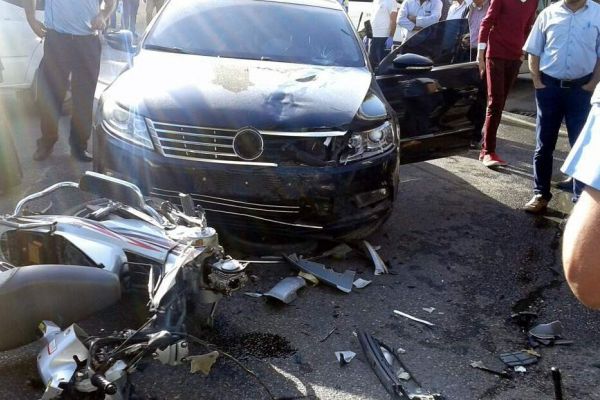 Otomobil ile motosiklet çarpıştı