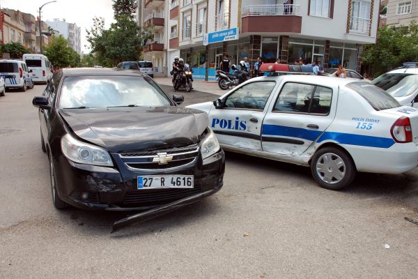 Otomobil İle Polis Aracı Çarpıştı: 1’i Polis, 2 Yaralı
