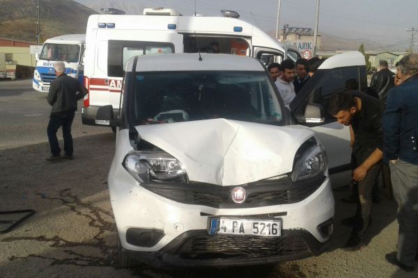 Otomobil ile şehir içi minibüs çarpıştı