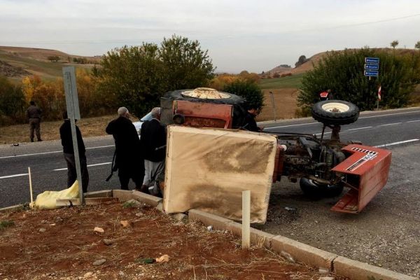 Otomobil ile traktör çarpıştı: 2 Yaralı