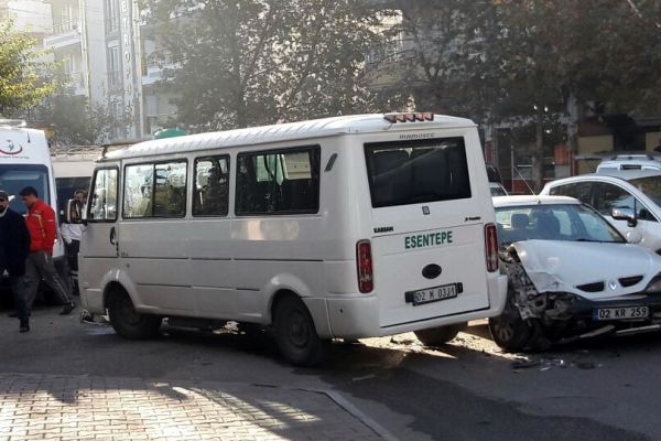 Otomobil ile yolcu minibüsü çarpıştı: 1 Yaralı