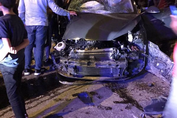 Otomobil iş makinasına arkadan çarptı: 3 yaralı