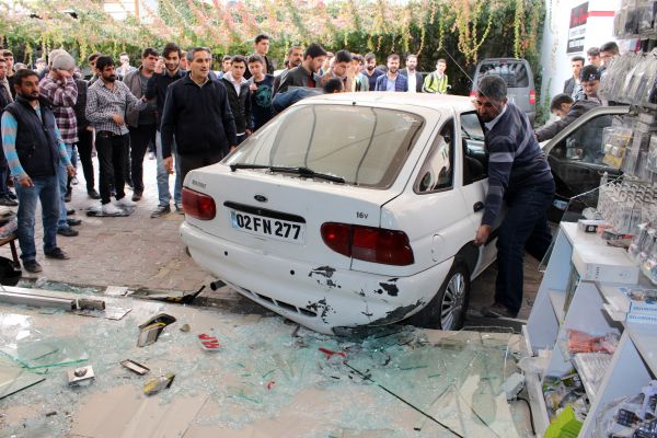 Otomobil iş yerine daldı 