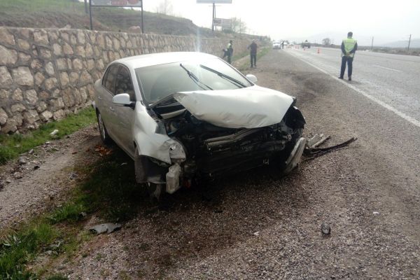 Otomobil istinat duvarına çarptı: 2 Yaralı