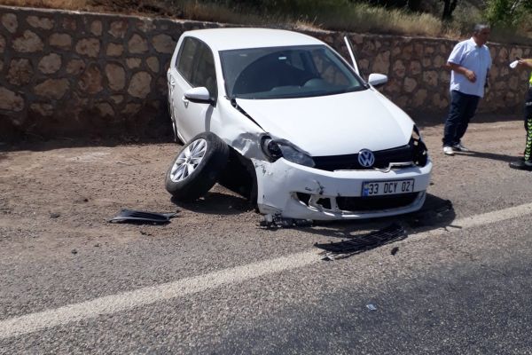 Otomobil istinat duvarına çarptı