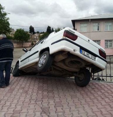 Otomobil istinat duvarında askıda kaldı