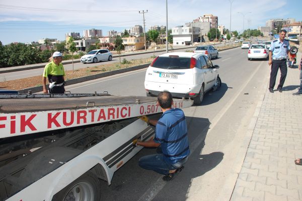 Otomobil Kaldırıma Çarptı: 1 Yaralı