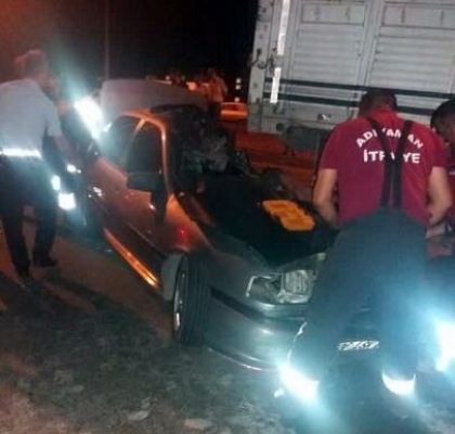 Otomobil kamyonun altına girdi