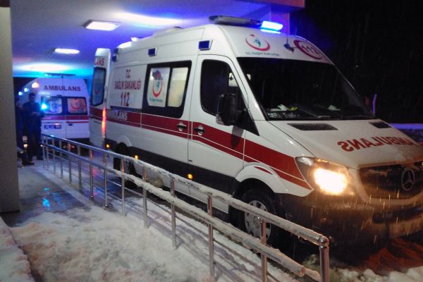 Otomobil karlı yolda şarampole uçtu: 4 yaralı