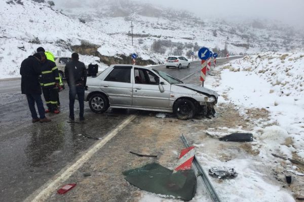 Otomobil karlı yolda takla attı: 4 yaralı