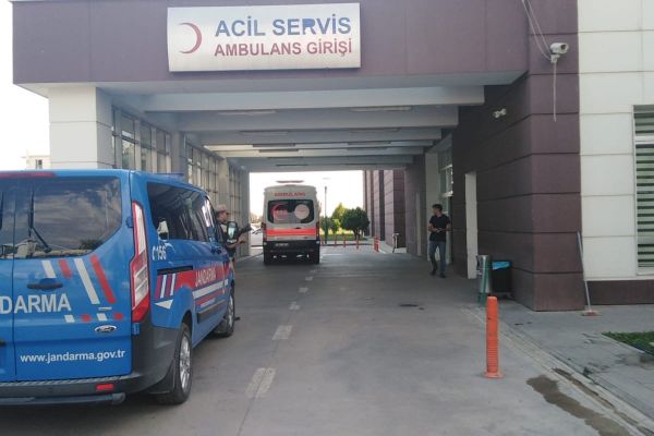 Otomobil kayaya çarptı: 2 yaralı