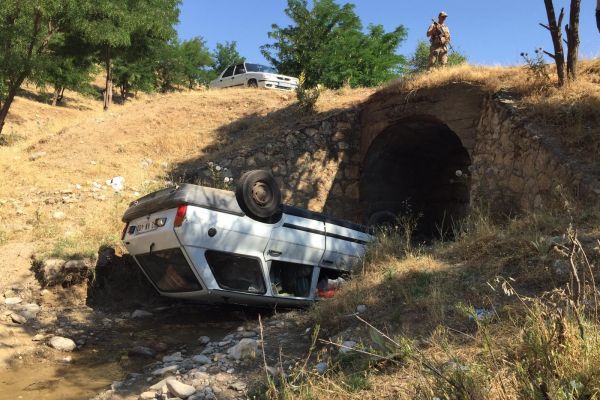 Otomobil köprüden dereye uçtu: 4 yaralı