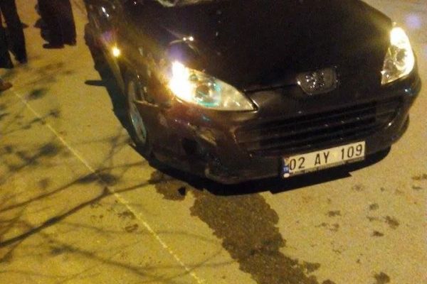 OTOMOBİL MOTOSİKLETE ÇARPI: 1 YARALI