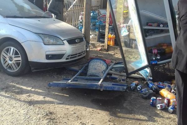 Otomobil önce köpeğe sonra buzdolabına çarptı: 2 yaralı