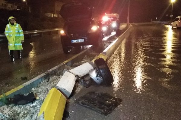 Otomobil refüje çıktı: 1 Yaralı