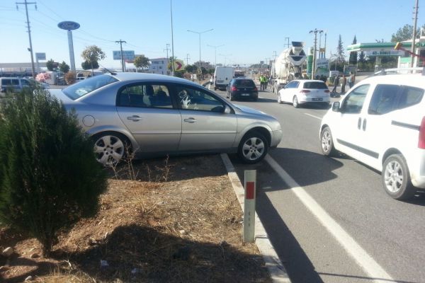 Otomobil refüje çıktı: 1 Yaralı