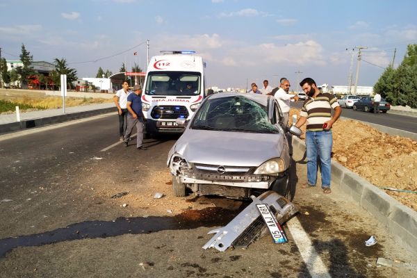 Otomobil refüje çıktı: 3 Yaralı 