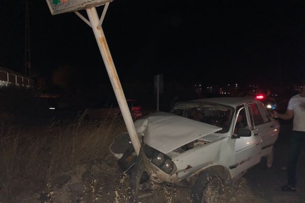 Otomobil reklam direğine çarptı: 4 yaralı