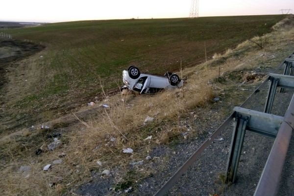 Otomobil Şarampole Uçtu; 3 Yaralı