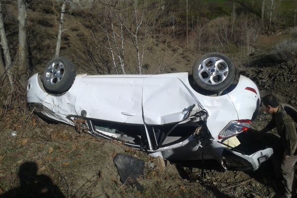 OTOMOBİL ŞARAMPOLE UÇTU: İKİ YARALI