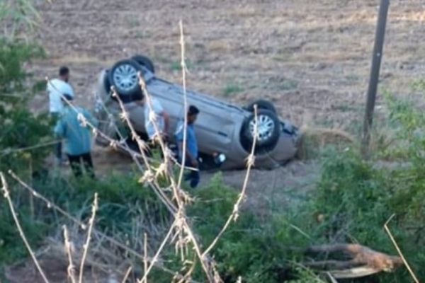 Otomobil şarampole yuvarlandı: 2 Yaralı