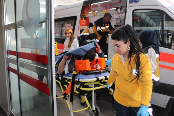 Otomobil şarampole yuvarlandı: 2 yaralı