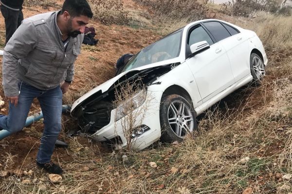 Otomobil şarampole yuvarlandı: 2 yaralı