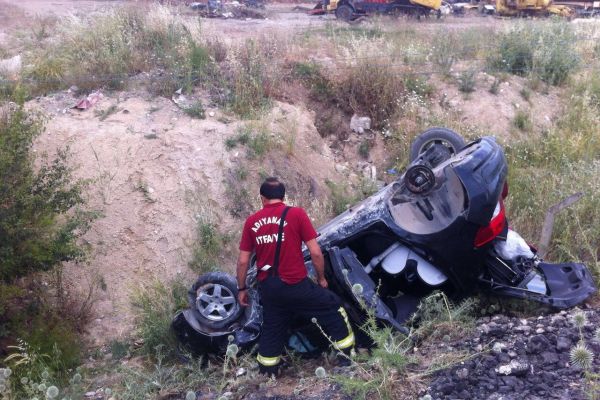 Otomobil Şarampole Yuvarlandı: 3 Yaralı