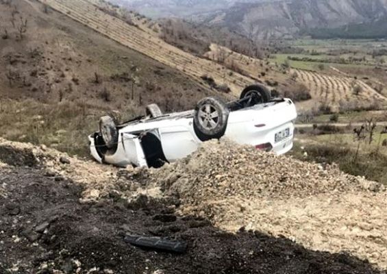 Otomobil şarampole yuvarlandı