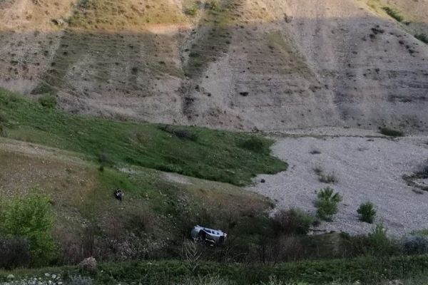 Otomobil şarampole yuvarlandı