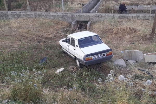 Otomobil şarampole yuvarlandı