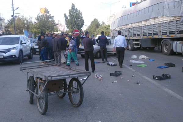 Otomobil Seyyar Satıcıya Çarptı: 1 Yaralı