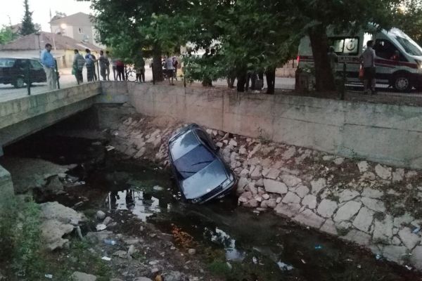 Otomobil su kanalına uçtu
