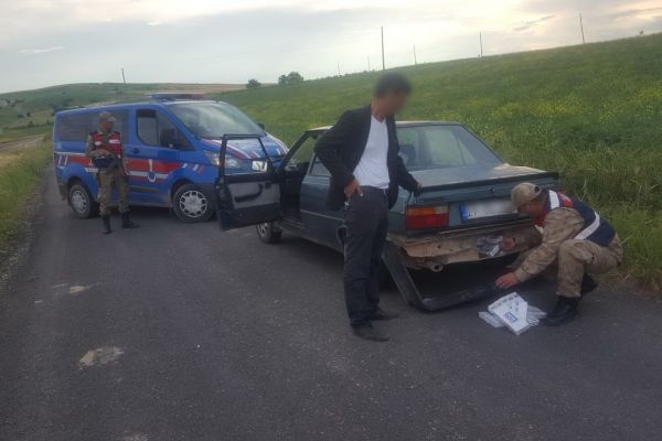 Otomobil tamponuna gizlen kaçak sigara ele geçirdi