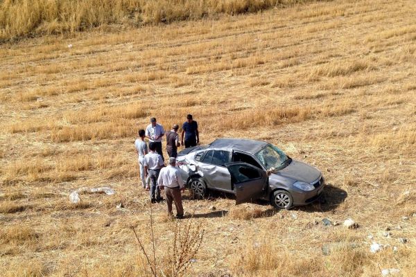 Otomobil Tarlaya Uçtu: 3 Yaralı