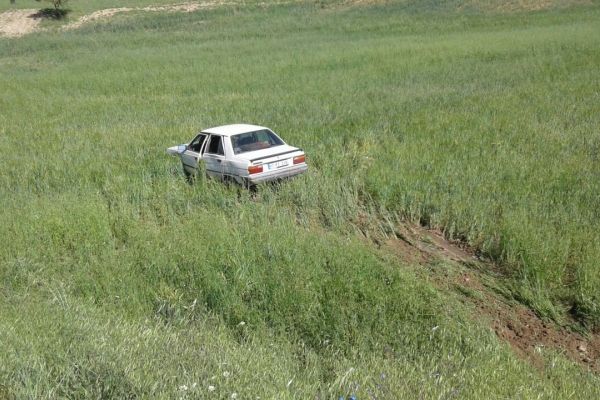 Otomobil tarlaya uçtu: 4 yaralı