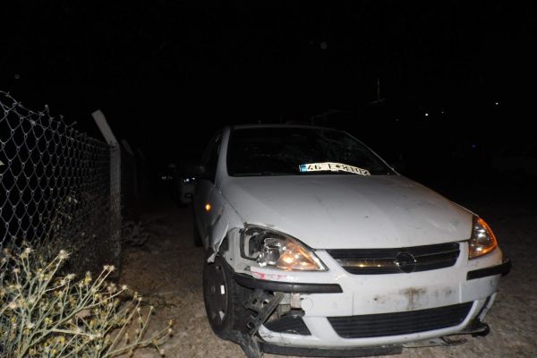 Otomobil Trafik Levhasına Ve Bariyere Çarptı: 1 Yaralı