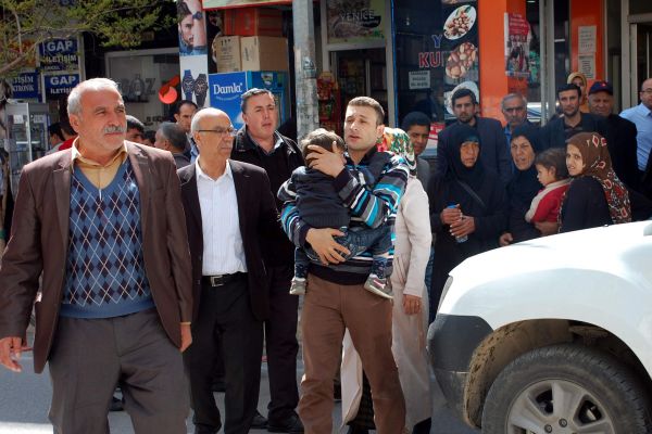 OTOMOBİL ÜÇ YAŞINDAKİ ÇOCUĞA ÇARPTI