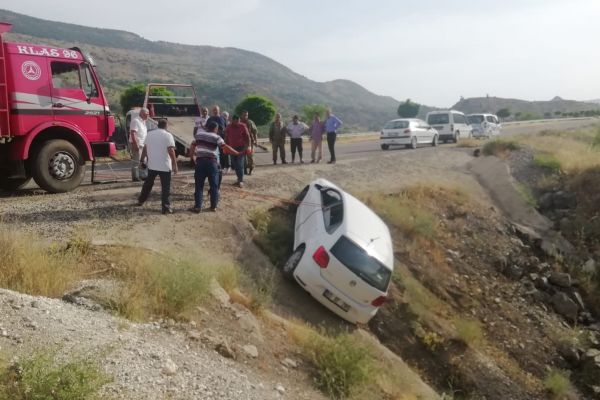 Otomobil uçurumun kenarında asılı kaldı