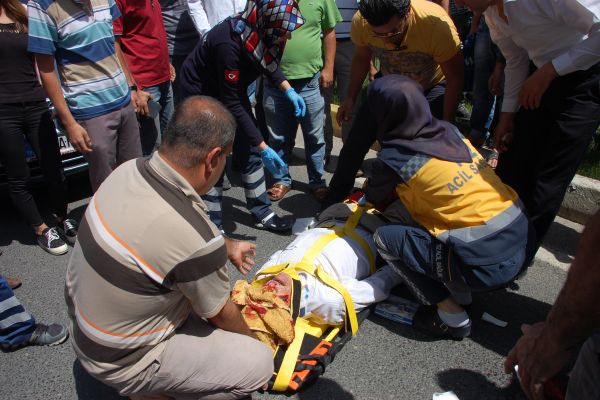 Otomobil Yayaya Çarptı: 1 Yaralı