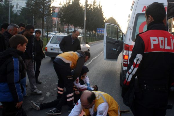 Otomobil Yayaya Çarptı