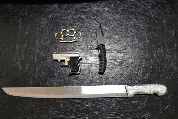 Otomobilde döner bıçağı ve tabanca ele geçirildi