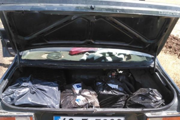 Otomobilden 2 bin 350 paket kaçak sigara ele geçirildi