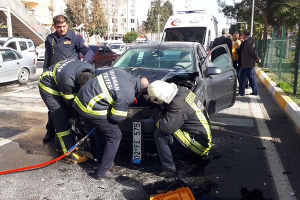 Otomobile arkadan çarpan otomobil alev aldı