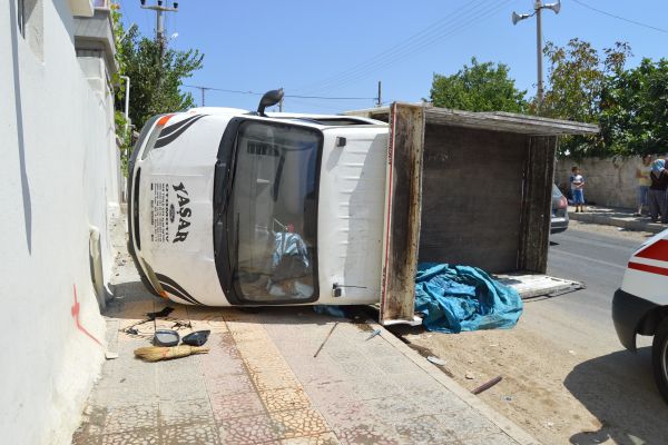 Otomobile Çarpmamak İçin Kamyoneti Devirdi