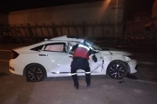 Otomobile tren çarptı