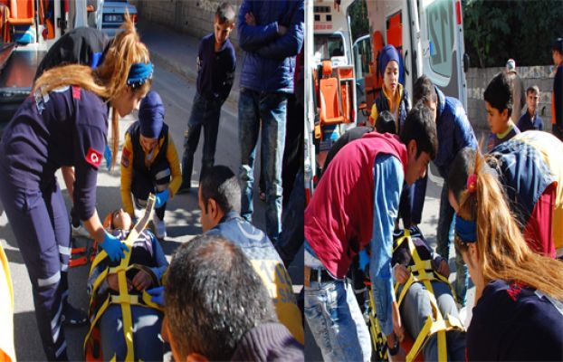 Otomobilin Çarptığı Genç Kız Yaralandı