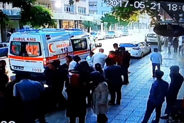 Otomobilin elektrikli bisiklete çarpması kameralara yansıdı